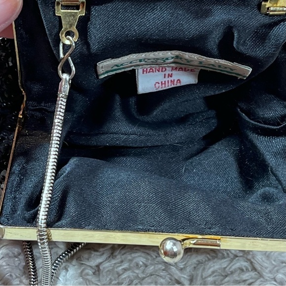 Vintage Accessory Lady Beaded Sequined Scalloped Change Purse with Kiss Clasp - Picture 8 of 11